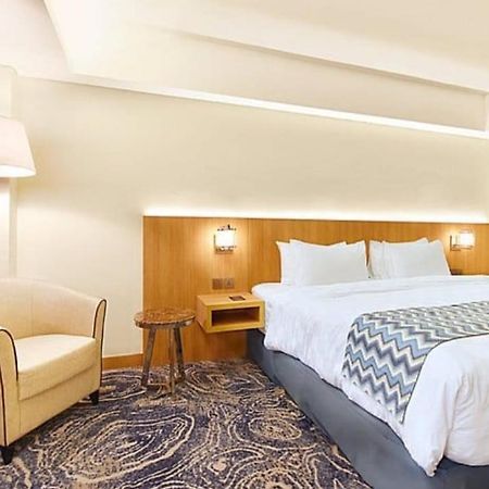 Louis Kienne Hotel Simpang Lima Семаранг Экстерьер фото